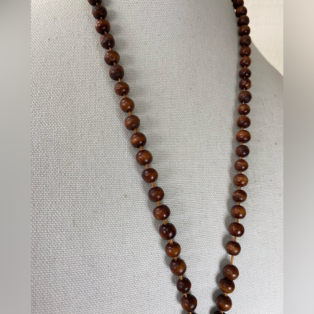 Long artisan brass ring and wood bead necklace - Picture 5 of 6